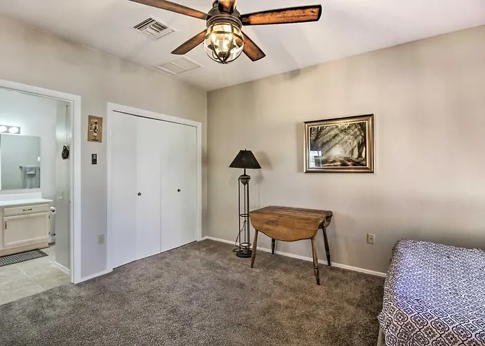 Dom wakacyjny Tranquil Valley Townhome W/ Mtn Views!